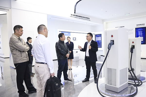 mk体育股份副董事长、总裁刘作斌向福船集团副总经理李振均一行介绍公司充电产品.jpg